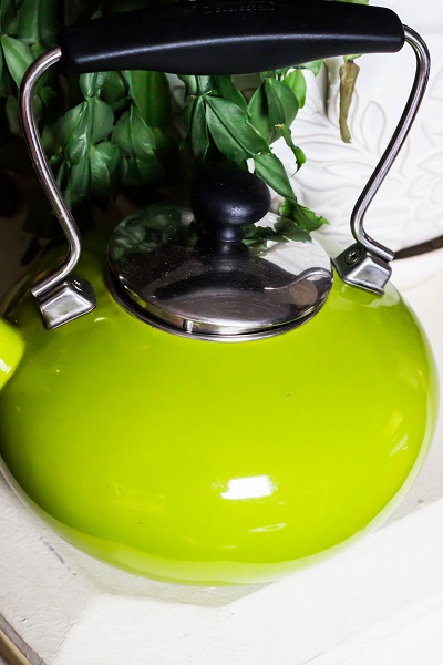 Bright Green Tea Kettle - Eat Thrive Glow