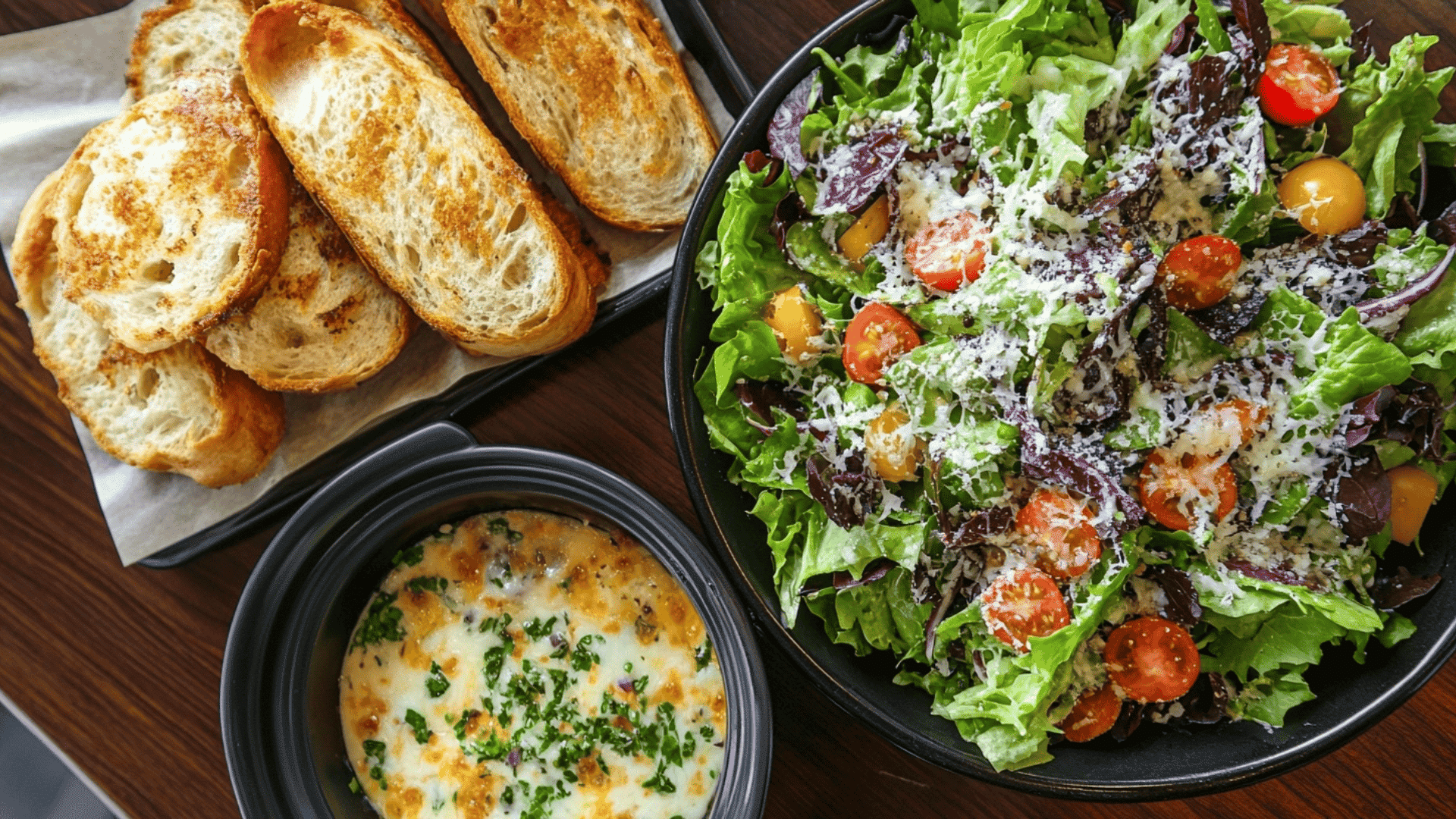 Fresh_Salads_and_Garlic_Bread